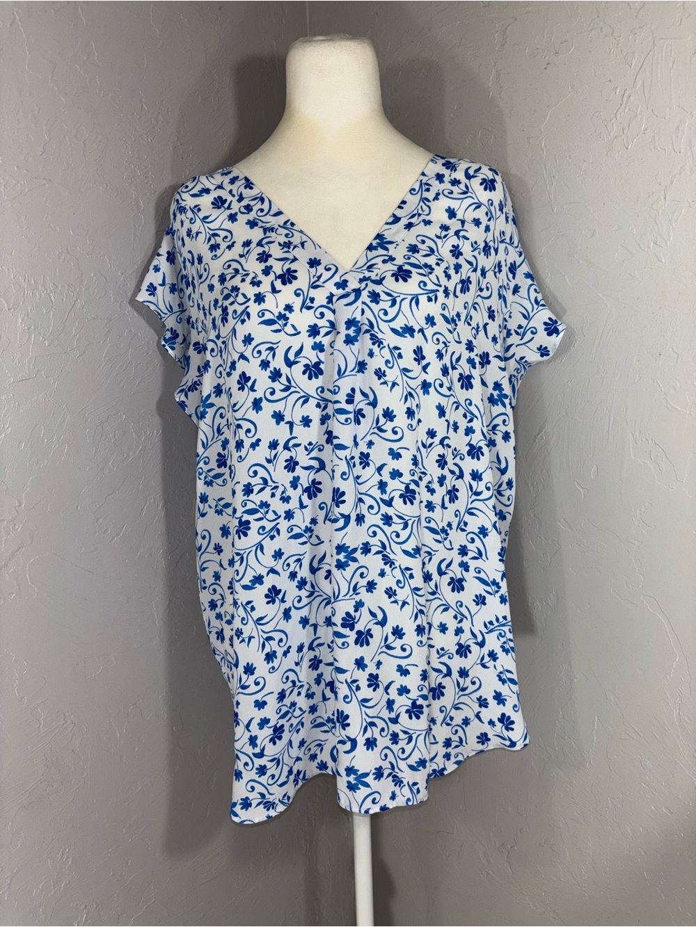 Chaus White & Blue Floral V-Neck Blouse
